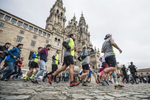 Los corredores llegan a la catedral de Santiago de Compostela