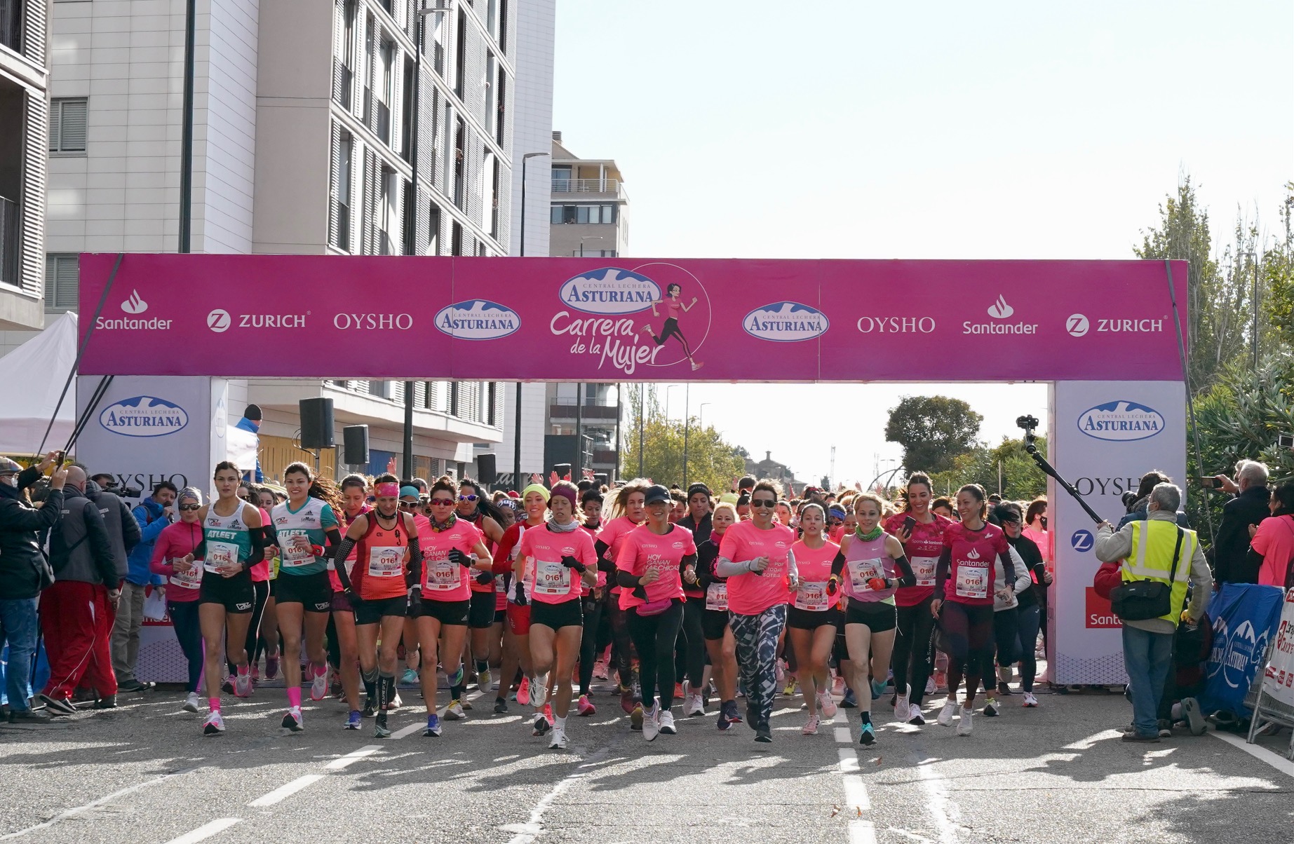 9.000 corredoras se han sumado hoy a la Marea Rosa de la Carrera de la  Mujer Central Lechera Asturiana de Zaragoza - Corriendo Voy