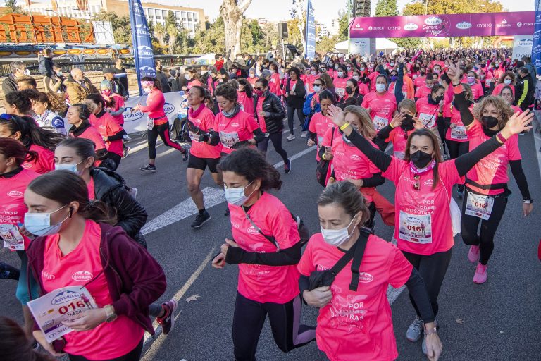 Una “Marea Rosa” de 5.000 participantes vuelve a Sevilla con la Carrera de la Mujer Central Lechera Asturiana