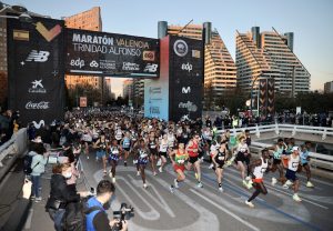 Cherono y Jelagat ganan el Maratón Valencia en el día que los corredores populares fueron protagonistas