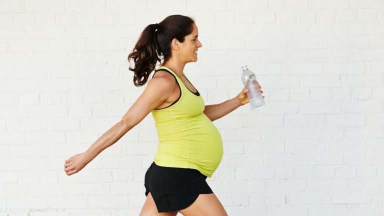 ¿Es recomendable correr durante el embarazo?