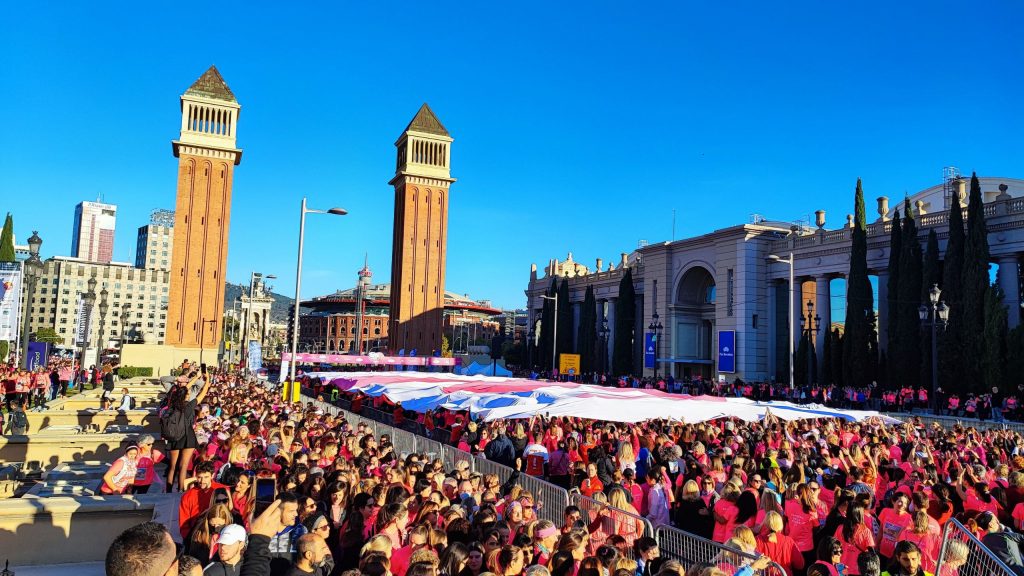 32.000 participantes tiñen de rosa Barcelona en la Cursa de la Dona