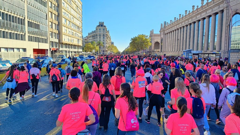 32.000 participantes tiñen de rosa Barcelona en la Cursa de la Dona