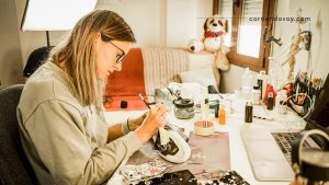 Caitlin Fielder, la corredora que pinta senderos en las zapatillas