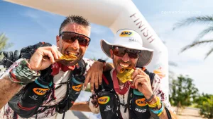 Pol Makuri, acompañado de Albert Jorquera, se convierte en la primera persona con diversidad funcional en acabar la Oman Desert Marathon