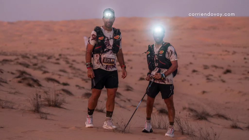 Pol Makuri, acompañado de Albert Jorquera, se convierte en la primera persona con diversidad funcional en acabar la Oman Desert Marathon