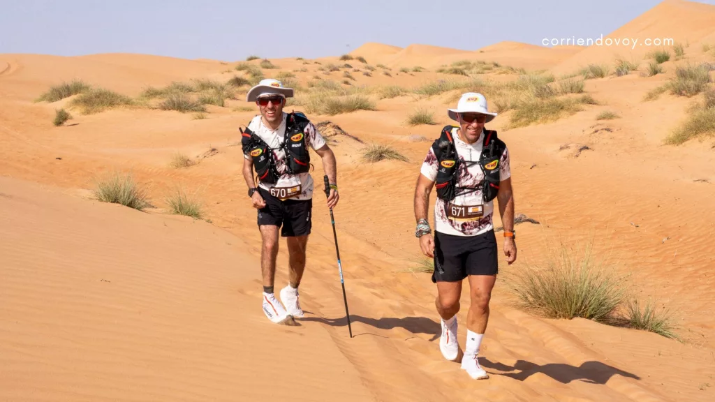 Pol Makuri, acompañado de Albert Jorquera, se convierte en la primera persona con diversidad funcional en acabar la Oman Desert Marathon