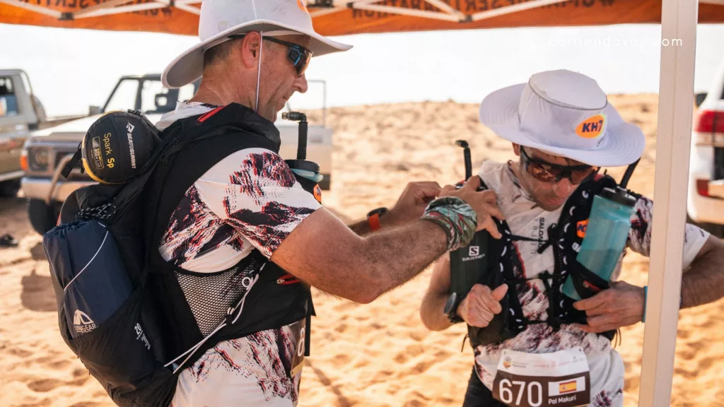 Pol Makuri, acompañado de Albert Jorquera, se convierte en la primera persona con diversidad funcional en acabar la Oman Desert Marathon
