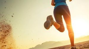 Mujer corriendo al atardecer