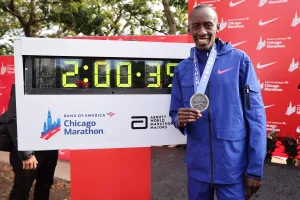 Kelvin Kiptum (Récord del mundo de maratón) fallece en un accidente de tráfico.