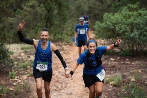 Corredores en pista de montaña