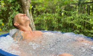 Hombre en bañera de hielo