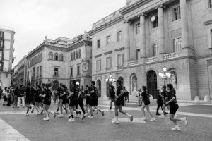 NEW BALANCE HOMENAJEA A LOS GREY DAYS EN BARCELONA Todos los meses de mayo New Balance rinde un homenaje al color gris, emblema de sus zapatillas desde que en los años 80 fueron conscientes de que era un tono para el calzado que complementaba perfectamente con el hormigón y el asfalto del running urbano. Y eso es precisamente lo que tocó, celebrar los Grey Days con una carrera de 5K que sirviera como pistoletazo de salida oficial a la inauguración de la nueva tienda de la marca en Avinguda Portal de l’Àngel 4, a escasos metros de la Catedral de Barcelona y de Plaça de Catalunya. Un grupo de 50 afortunados corredores, dirigidos por la atleta del New Balance Team, Esther Guerrero, que sacó un hueco en su agenda antes de viajar a Rabat para la próxima cita de la Diamond League, pudieron probar en un 5K al más puro estilo Grey Days la New Balance Fresh Foam X 1080 v14, el buque insignia de la marca en cuanto a amortiguación. Tras un recorrido que combinó partes de la Ciutat Vella, el Paseo Marítimo de la Barceloneta, las Ramblas y la Plaça de Sant Jaume, los corredores disfrutaron de un merecido recovery en la New Balance Store en el que pudieron reponer fuerzas y consultar sus dudas sobre zapatilla y aprender consejos de entrenamiento de Esther Guerrero en un fin de fiesta al más puro estilo RunYourWay.