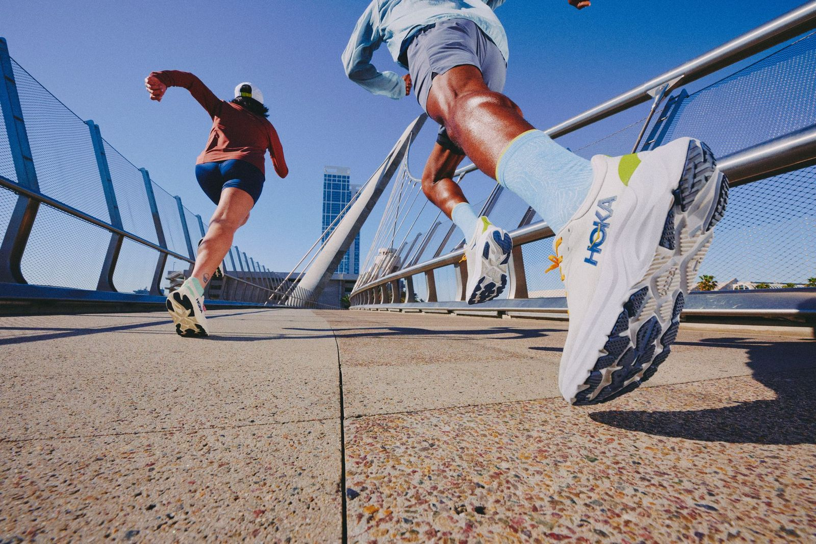 Hoka renueva las Challenger 8 y Arahi 8 para este verano