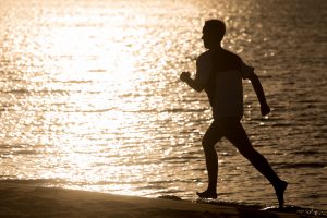 Beneficios de correr en la playa