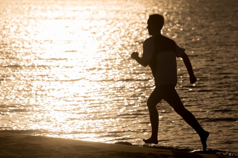 Beneficios de correr en la playa