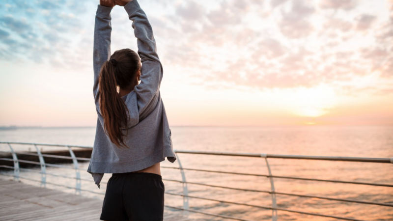 Mujer estirando atardecer