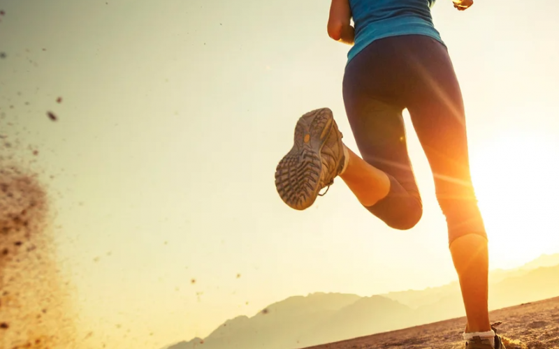 Mujer corriendo al atardecer