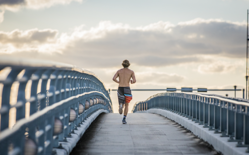 ¿Es recomendable correr sin camiseta? Pros, contras y consejos para decidir