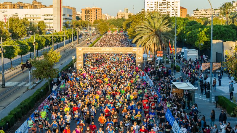 Cerca de 9000 corredores toman las calles de Valencia Ciudad del Running en la vuelta del Medio Maratón Valencia