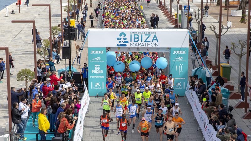Corredores a la salida del Ibiza Marathon