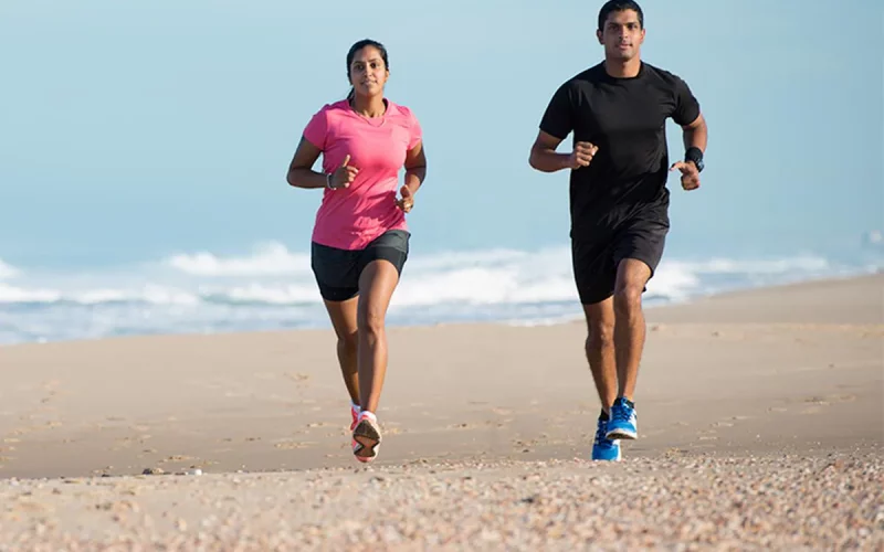 5 ejercicios que puedes hacer en la playa para mantener tu rutina de entrenamiento 