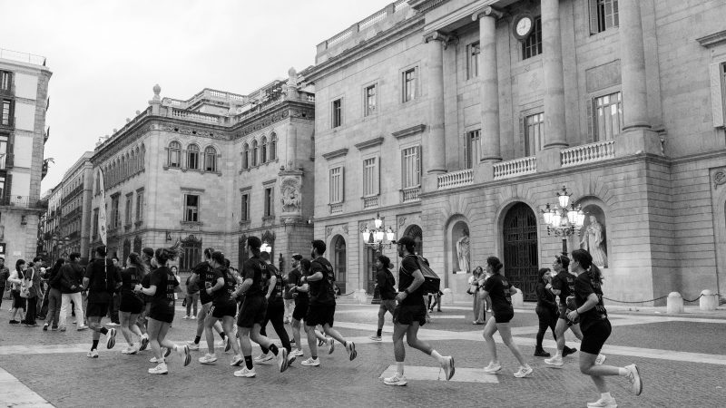 NEW BALANCE HOMENAJEA A LOS GREY DAYS EN BARCELONA Todos los meses de mayo New Balance rinde un homenaje al color gris, emblema de sus zapatillas desde que en los años 80 fueron conscientes de que era un tono para el calzado que complementaba perfectamente con el hormigón y el asfalto del running urbano. Y eso es precisamente lo que tocó, celebrar los Grey Days con una carrera de 5K que sirviera como pistoletazo de salida oficial a la inauguración de la nueva tienda de la marca en Avinguda Portal de l’Àngel 4, a escasos metros de la Catedral de Barcelona y de Plaça de Catalunya. Un grupo de 50 afortunados corredores, dirigidos por la atleta del New Balance Team, Esther Guerrero, que sacó un hueco en su agenda antes de viajar a Rabat para la próxima cita de la Diamond League, pudieron probar en un 5K al más puro estilo Grey Days la New Balance Fresh Foam X 1080 v14, el buque insignia de la marca en cuanto a amortiguación. Tras un recorrido que combinó partes de la Ciutat Vella, el Paseo Marítimo de la Barceloneta, las Ramblas y la Plaça de Sant Jaume, los corredores disfrutaron de un merecido recovery en la New Balance Store en el que pudieron reponer fuerzas y consultar sus dudas sobre zapatilla y aprender consejos de entrenamiento de Esther Guerrero en un fin de fiesta al más puro estilo RunYourWay.