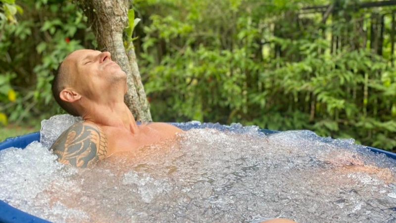 Hombre en bañera de hielo