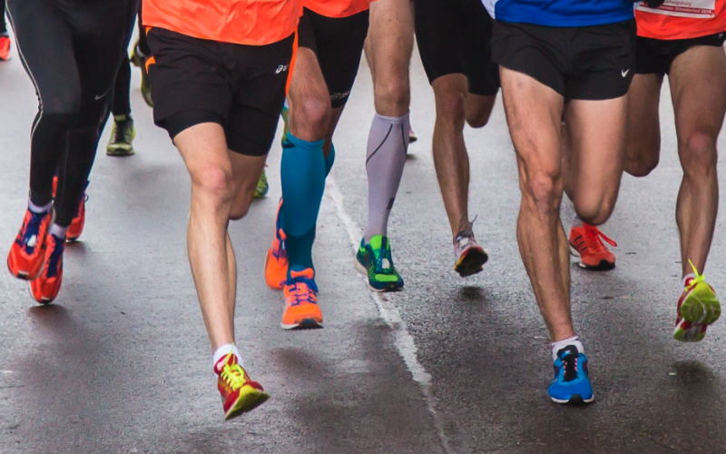 ¿Es más saludable correr o caminar?