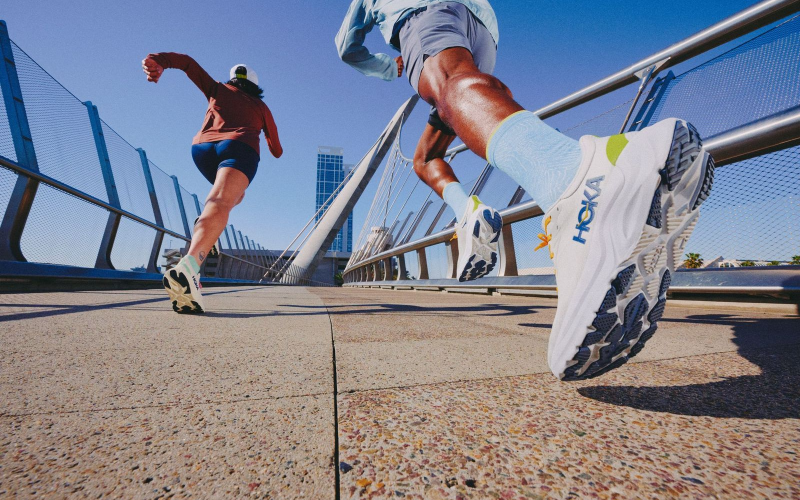 Hoka renueva las Challenger 8 y Arahi 8 para este verano