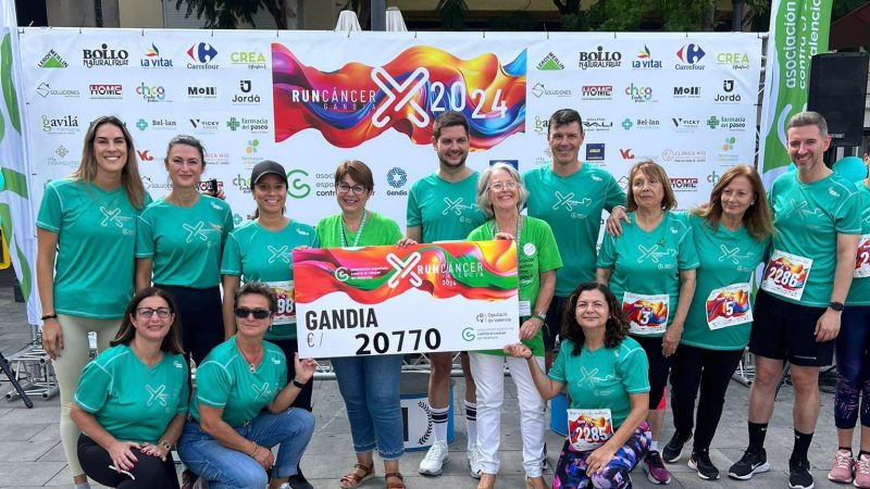 Organización Runcancer con cheque solidario